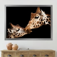 Дизайнарт в близост до два жирафа целуващи се